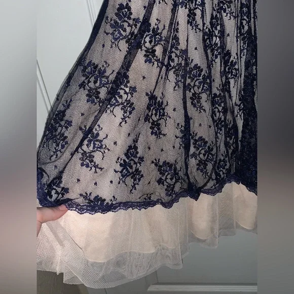 Windsor Navy and Nude Lace Dress - Size 7/8 - Picture 4 of 7
